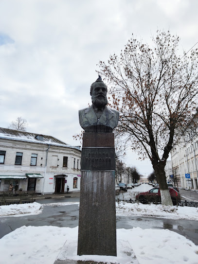 Памятник Л. Трефолеву