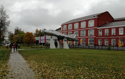 Памятник самолёту Су-22М4