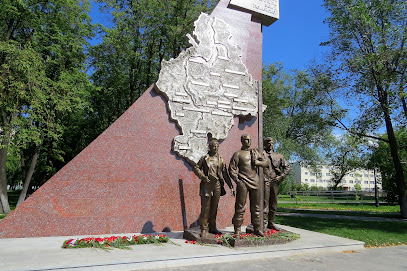 Памятник "Молодым созидателям земли Тюменской"