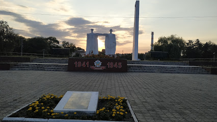 Мемориал героям ВОВ (Памятник двум солдатам)