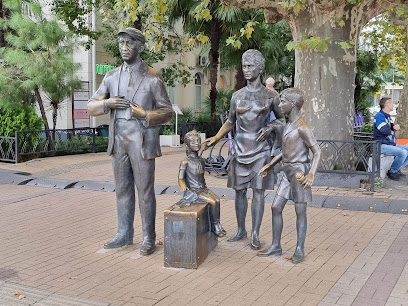 Памятник героям фильма "Брилиантовая рука"