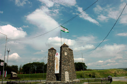 Три Башни, Памятник