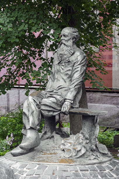 Памятник П. А. Кропоткину.