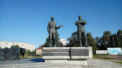 Памятник Семёнову и Дубовицкому
