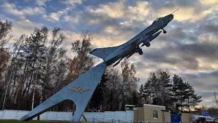 Самолет Су-7Б, памятник "Слава советским покорителям неба"