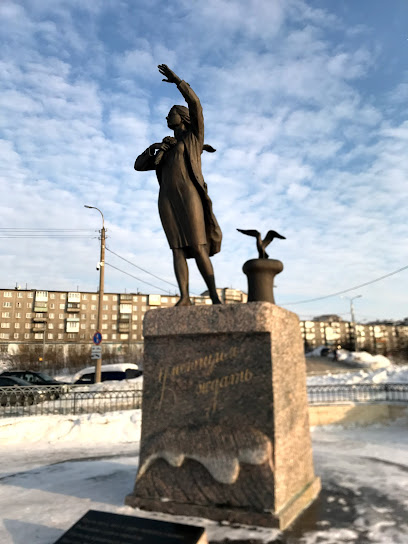 Скульптура Ждущая. Памятник женщине, ждущей своего моряка.