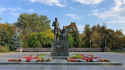 Памятник "Пушкин и крестьянка"