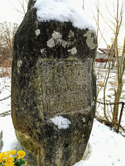 Памятный камень в честь 600-летия Хермсдорфа.