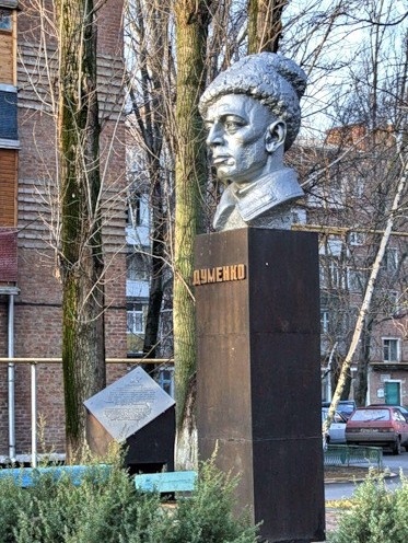 Памятник Б. М. Думенко