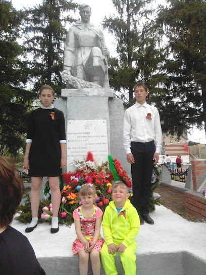Памятник погибшим солдатам.