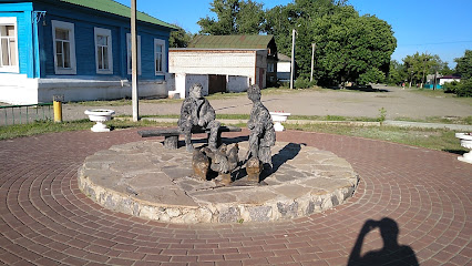 Памятник героям рассказа Шолохова "Судьба человека"