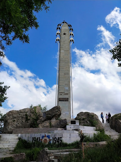 Памятник «Белые Журавли»