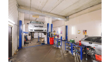 Garage life (Car service, car repair)