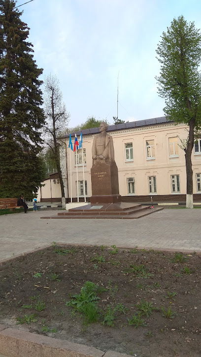 Памятник Ульянову-гимназисту
