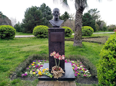 Памятник основателю парка "Южные культуры"