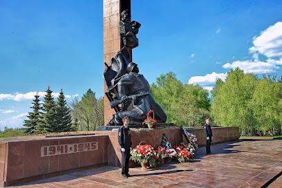 Памятник Александру Матросову и Минигали Губайдуллину
