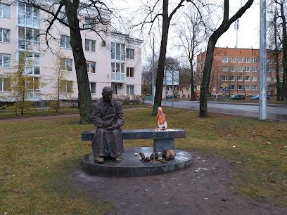 Памятник местному писателю Николаю Шадрунову