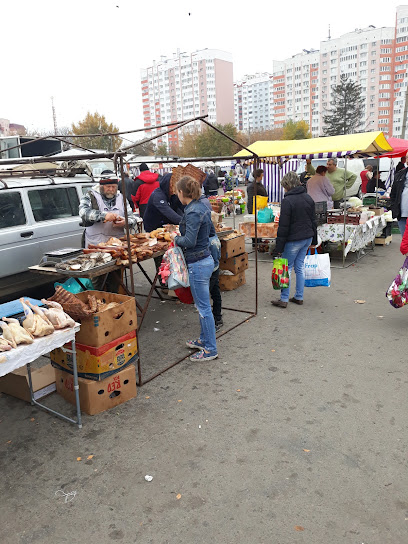 Рынок выходного дня У Стадиона Ленина