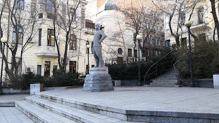 Памятник Юлу Бриннеру