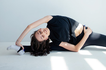 Девушка с ковриком - студия растяжки и йоги