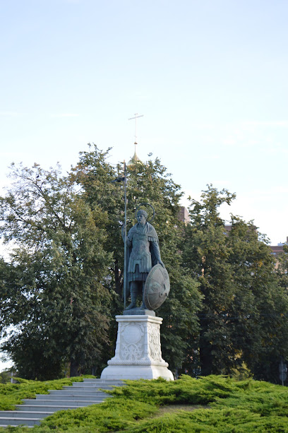 Памятник покровителю города Дмитрию Солунскому