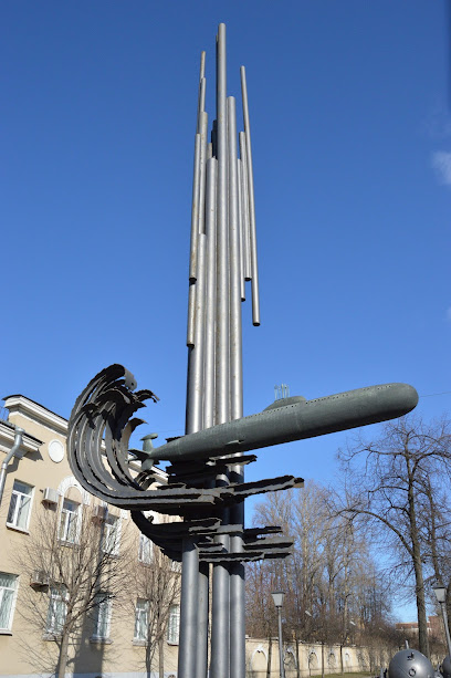 Памятник морякам подводникам