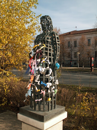 Памятник беременной женщине