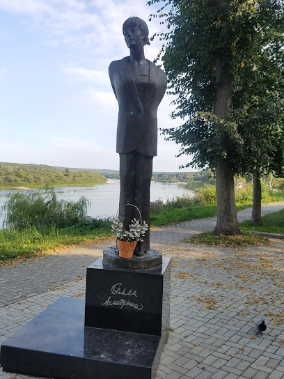 Памятник Белле Ахмадулиной